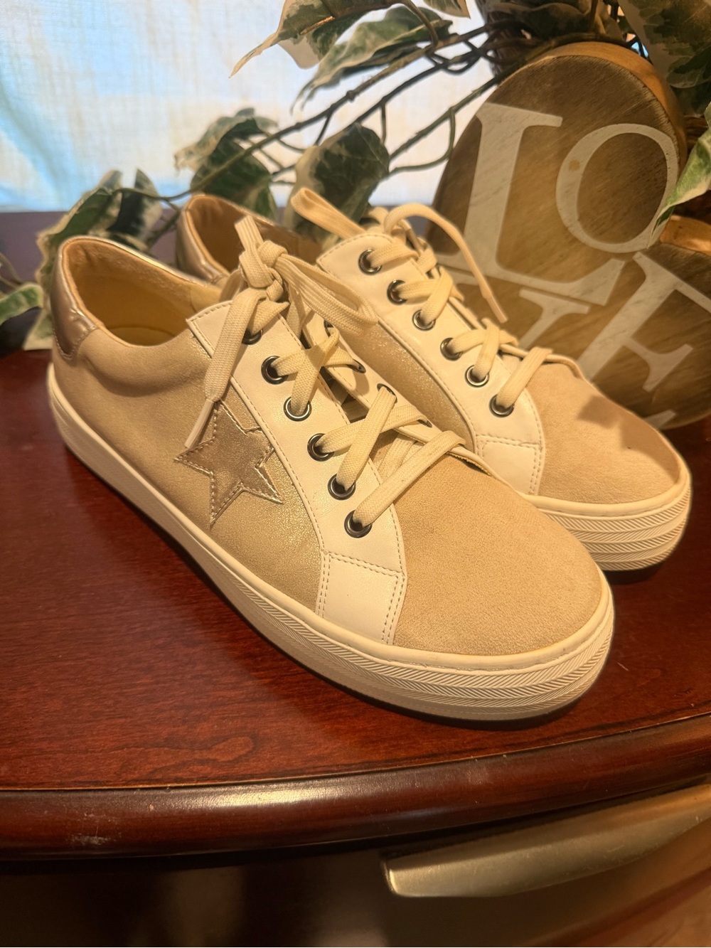 Casual Women's Beige Star Lace-Up Sneakers